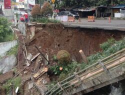 Warung Kopi di Jalan Sudirman Ambrol Tergerus Aliran Sungai Cipelang