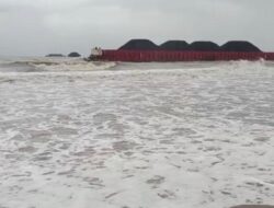 Masyarakat Resahkan Kapal Tongkang yang Kandas Mencemari di Pantai Cipatuguran