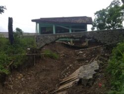 Bangunan Sekolah di Bantargadung Sukabumi Terancam Tergerus Longsor Dampak Curah Hujan yang Tinggi