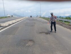 Hati-hati! Lintasi Jalan Lingkar Selatan Sukabumi Banyak Jalan Rusak Berlubang