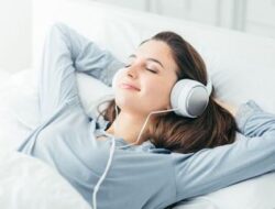 Selain Berpengaruh Untuk Memperbaiki Suasana Hati, Ternyata Mendengarkan Musik Juga Baik Untuk Kesehatan Tubuh Loh !