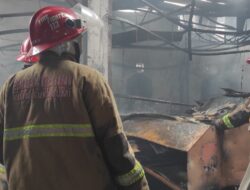 Diduga Korsleting Listrik, Sebuah Pabrik di Kota Sukabumi Terbakar