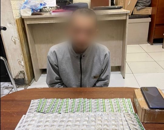 VA (27), terduga pelaku penyalahgunaan obat sediaan farmasi tanpa izin edar yang diringkus polisi di Jalan Lingkar Selatan (Lingsel) Kecamatan Baros, Kota Sukabumi, pada Selasa 14 Februari 2023 lalu.