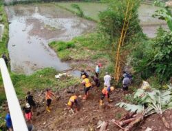 Pasca Hujan Deras, BPBD Kota Sukabumi Bersama Warga Kerja Bakti Bersihkan Material Longsor