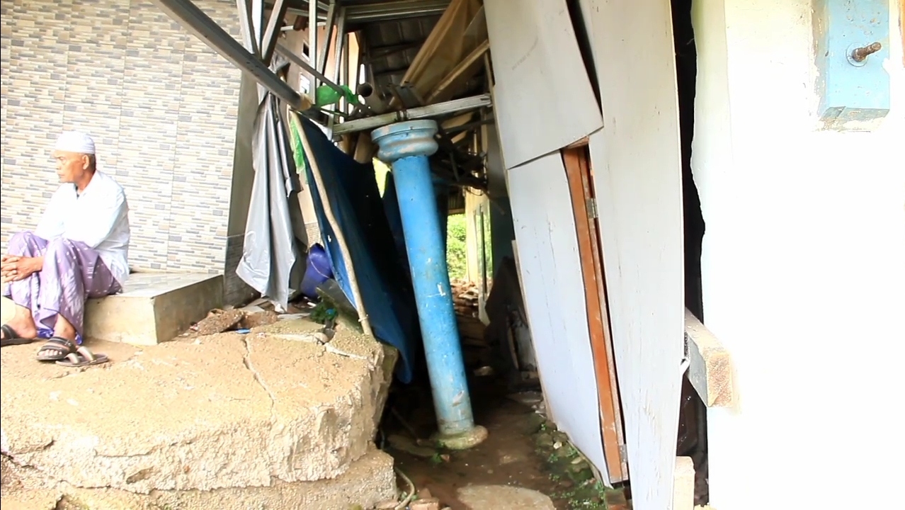 Kondisi rumah miring akibat pergerakan tanah, di Kampung Gunung Batu, Desa Kertaangsana, Kecamatan Nyalindung, Kabupaten Sukabumi.