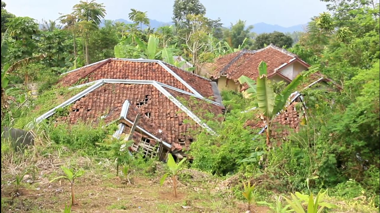 Kampung Gunung Batu, Desa Kertaangsana, Kecamatan Nyalindung, Kabupaten Sukabumi.