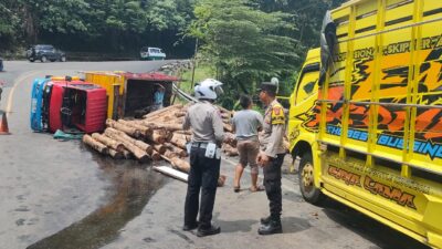 Tak Kuat Menanjak, Truk Muatan Gelondongan Kayu Terguling di Sukabumi