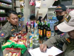 Gelar Razia di 5 Lokasi, Petugas Gabungan Sita Puluhan Botol Miras di Kota Sukabumi