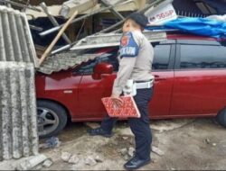 Mengantuk, Mobil Kompak Seruduk Motor dan Rumah di Sukabumi