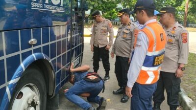 Pastikan Armada Bus Laik Jalan, Petugas Gabungan Lakukan Ramp Check di Terminal Tipe A Sukabumi