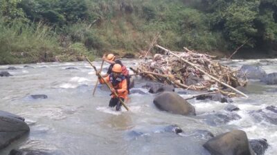 Update Hari ke-4 Korban Terbawa Arus Sungai di Sukabumi, Tim SAR Gabungan Perluas Area Pencarian Temukan Jaket dan Celana