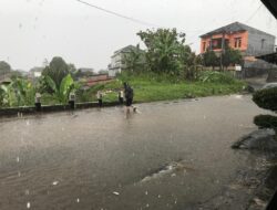 Ruas Jalan Aminta Azmali Digenangi Air Imbas Hujan Deras
