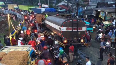Kecelakaan maut kembali lagi terjadi di Jalan Raya Sukabumi - Bogor, tepatnya di Jembatan Pamuruyan, Kelurahan/Kecamatan Cibadak, Kabupaten Sukabumi pada Kamis, 13 April 2023 sekitar pukul 05.00 WIB.