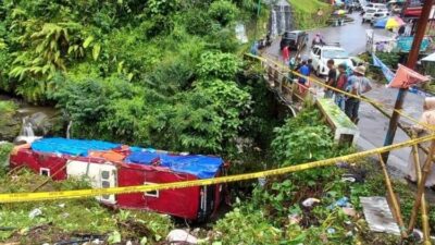 Bus pariwisata yang mengangkut puluhan warga Kota Tangerang Selatan (Tangsel) mengalami kecelakaan di kawasan Guci, Tegal, Jawa Tengah, Minggu 7 Mei 2023.