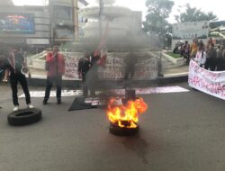 Aksi Bakar Ban Warnai Demo Mahasiswa di Bunderan Adipura, Asap Hitam Membubung