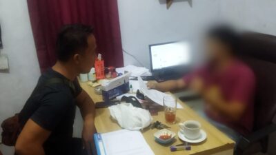 Petugas Satuan Narkoba Polres Sukabumi Tangkap Pelaku di Meja Kerjanya Sembunyikan Kertas Papir dan Batang Ganja Kering (Sumber : Istimewa)