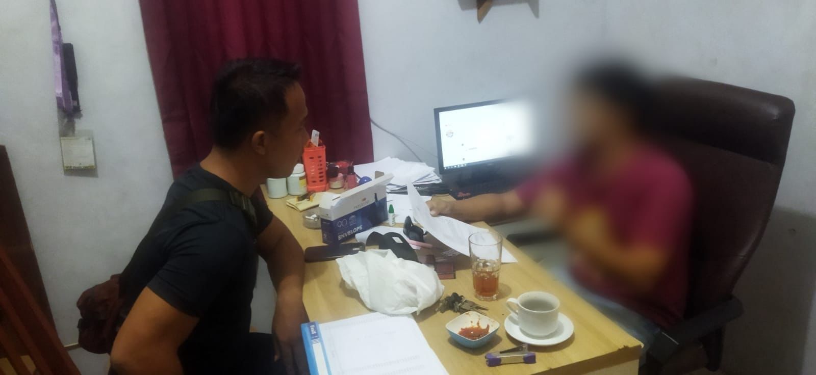Petugas Satuan Narkoba Polres Sukabumi Tangkap Pelaku di Meja Kerjanya Sembunyikan Kertas Papir dan Batang Ganja Kering (Sumber : Istimewa)
