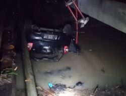 Pulang Liburan, Mobil Sekeluarga Asal Bogor Nyemplung ke Sungai Cikiara Palabuhanratu