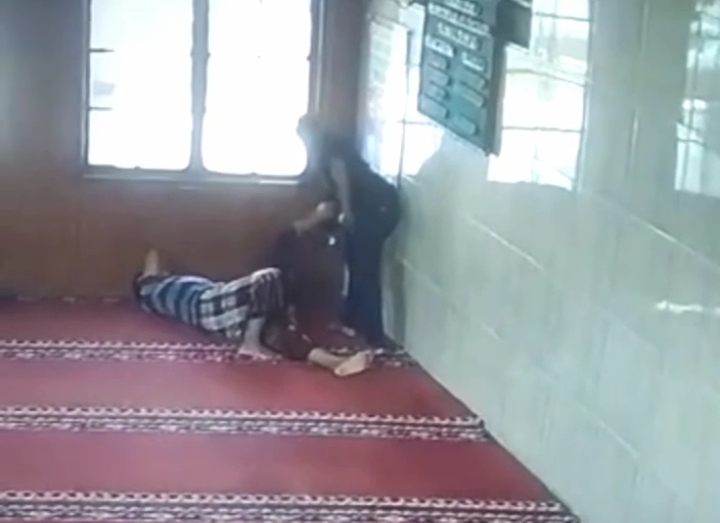 Tangkapan Layar CCTV Maling Beraksi Saat Korban Tidur Terlelap di Dalam Masjid (A. Fikri/HALOSMI.COM).