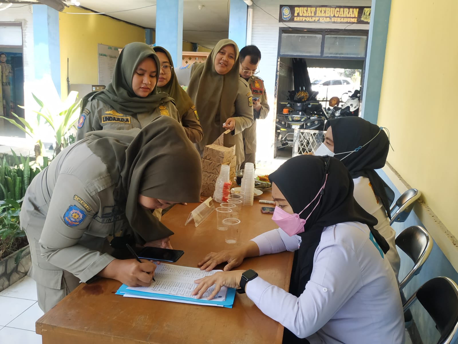 Sebanyak 50 pegawai Satpol PP Kabupaten Sukabumi secara mendadak di tes urine oleh BNN Kabupaten Sukabumi, Senin 15 Mei 2023.