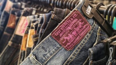 Levi’s merek dagang celana jeans paling terkenal di dunia.
