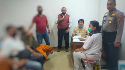 Pemeriksaan K(35) di Instalasi Kejiwaan RSUD R. Syamsudin Kota Sukabumi Dikawal oleh Penyidik Unit Reskrim Polsek Cisaat (Sumber : Istimewa)