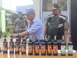 Hasil Operasi Pekat, Belasan Botol Miras Berbagai Merek di Musnahkan Satpol PP