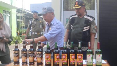 Hasil Operasi Pekat, Belasan Botol Miras Berbagai Merek di Musnahkan Satpol PP