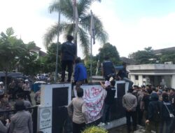 Aksi Unjuk Rasa di Kantor PLN UP3 Sukabumi, Mahasiswa Soroti Dugaan Pajak Penerangan Jalan yang Masih Diterima Pemda