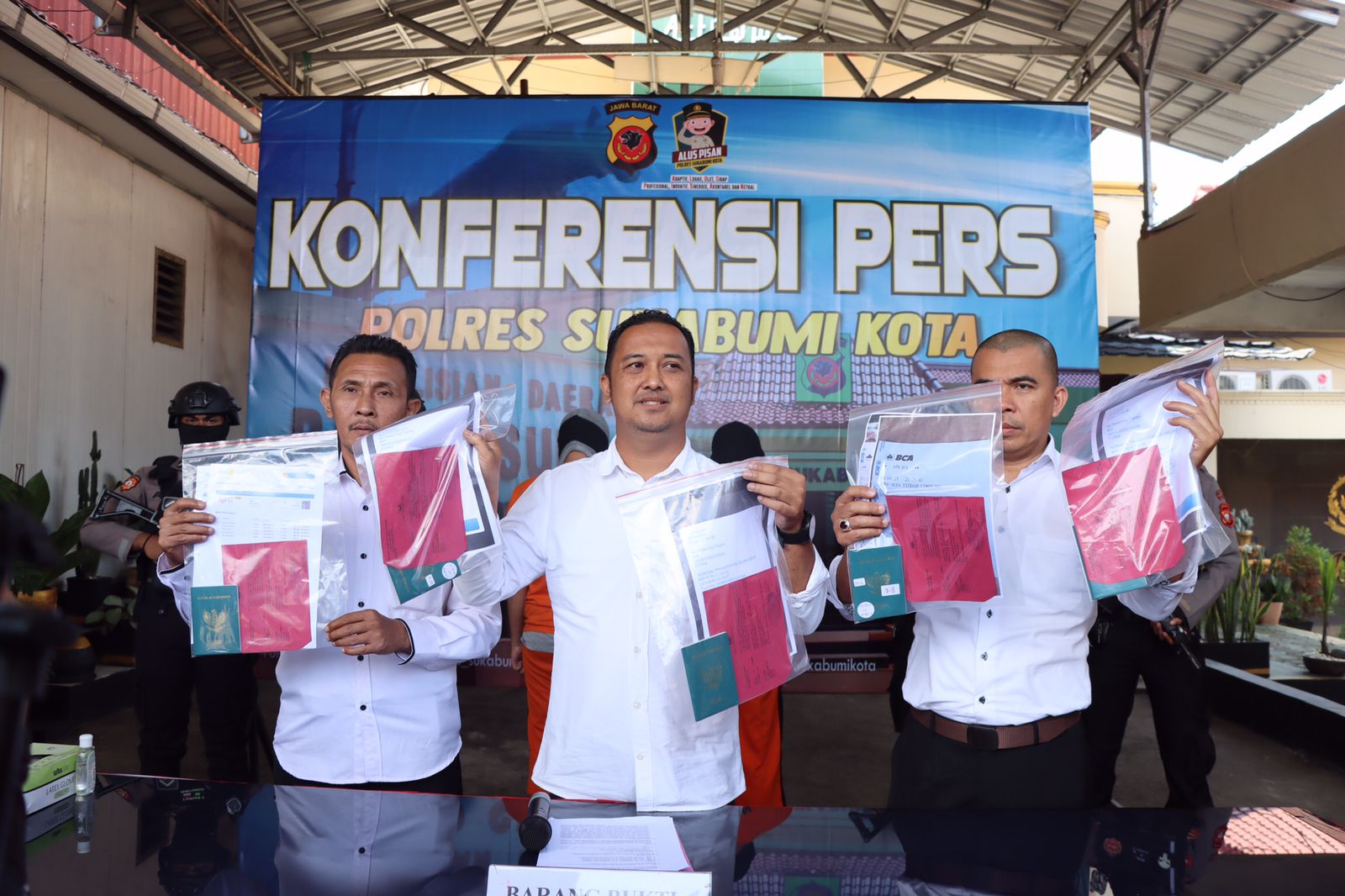 Kasat Reskrim Polres Sukabumi Kota Menunjukan Barang Bukti dan Tersangka TPPO dalam Rilis di Mapolres Sukabumi Kota (A. Fikri/HALOSMI.COM)