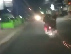 Viral! Geng Motor Ugal-ugalan Sambil Seret Samurai ke Aspal di Jalan Baros Kota Sukabumi