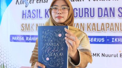 Siti Saniyah Kohar, Penulis Novel Fikri Harga Rahim Yasa Yang Merupakan Seorang Guru di SMK Nurul Bayan Sukabumi (A.Fikri/HALOSMI.COM)