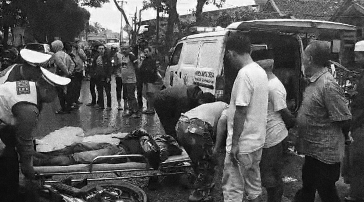 Korban Tewas di Lokasi Kejadian Setelah Terseret Bus AKAP Hiba Putra jurusan Sukabumi Bandung (A.Fikri/HALOSMI.COM)