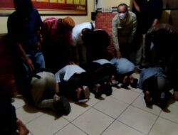 Acungkan Sajam Teror Warga Sukabumi, Gerombolan Bermotor ‘Mewek’ di Kantor Polisi