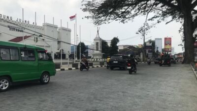 Kondisi arus lalu lintas di Jalan Veteran II, tepatnya di depan Gedung Juang 45 Kota Sukabumi. (Foto: Nuria Ariawan/HALOSMI).