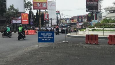 Rambu lalu lintas yang dipasang Dinas Perhubungan (Dishub) Kota Sukabumi di sekitar Bundaran Tugu Adipura. (Foto: Nuria Ariawan/HALOSMI).