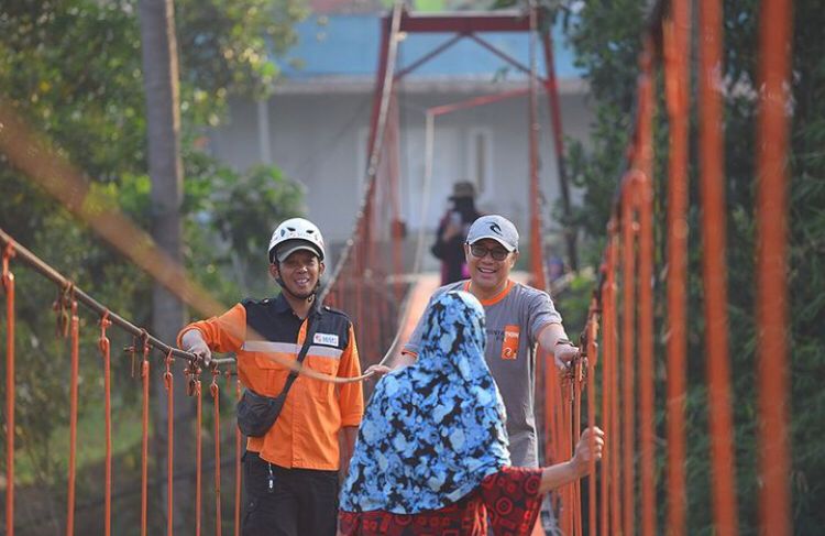 Wali Kota Sukabumi, Achmad Fahmi, saat meninjau pembangunan jembatan penghubung antara kota dan kabupaten. (Foto: Dokpim Kota Sukabumi)