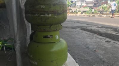 Gas LPG 3kg atau gas melon yang dijual pedagang di Jalan Aminta Azmali, Kelurahan Sriwedari, Kecamatan Gunungpuyuh, dengan harga Rp22 ribu. (Foto : Nuria Ariawan/HALOSMI).