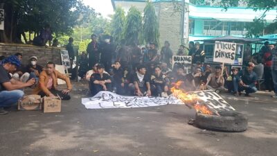 Aksi Demonstrasi Forum Pemuda Palabuhanratu (FPP) di halaman Kantor Sekertariat Daerah Kabupaten Sukabumi Tuntut Transparansi Pengadaan Alkes (Sumber : HALOSMI.COM)