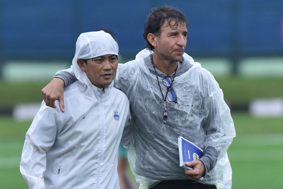 Manajemen Persib Bandung menunjuk sementara pelatih fisik Persib Yaya Sunarya menahkodai tim hingga ada pelatih kepala baru. Foto: persib.co.id