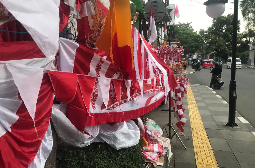 Pedagang Bendera yang menjajakan dagangannya di ruas Jalan Suryakencana, Kecamatan Cikole, Kota Sukabumi. (Foto: Nuria Ariawan/HALOSMI).