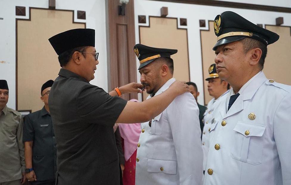 Wali Kota Sukabumi, Achmad Fahmi, melantik 44 pejabat eselon tiga hingga kepala sekolah, di Balai Kota Sukabumi, Selasa 8 Agustus 2023. Foto: Dokpim Kota Sukabumi.