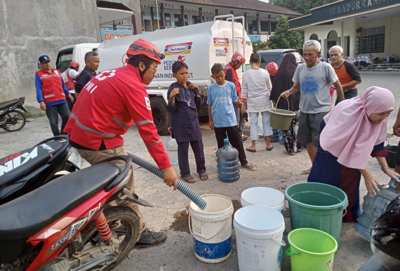 Dampak kemarau panjang, sejumlah warga di Kecamatan Lembursitu antri untuk mendapatkan air bersih yang didistribusikan PMI Kota Sukabumi. Foto: Humas PMI Kota Sukabumi.