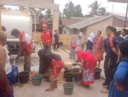 1.500 Jiwa di Cisaat Sukabumi Krisis Air Bersih, Warga Terpaksa Gunakan Air Kotor Sungai Untuk Mandi