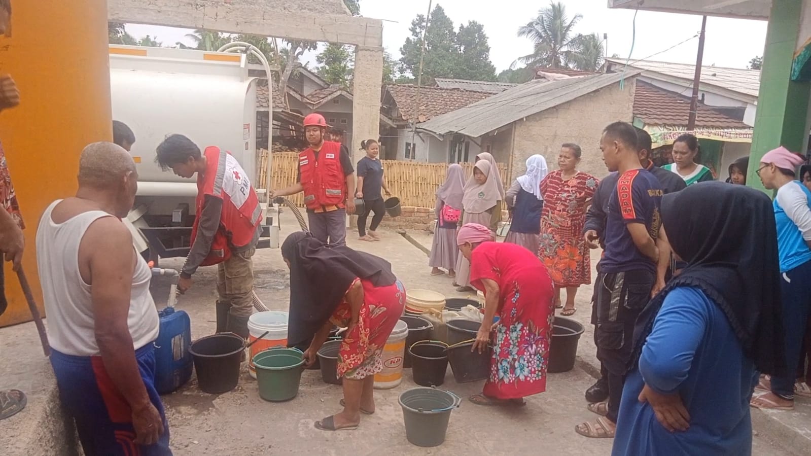 PMI Kabupaten Sukabumi Distribusikan Air Bagi 500 KK di Kedusunan Padaasih, Kecamatan Cisaat. (Sumber : P2BK Cisaat)