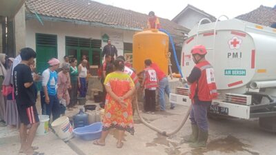PMI Kabupaten Sukabumi Kucurkan 10 Ribu Liter Air Bersih Untuk Warga Cisaat Sukabumi