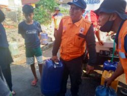 Distribusikan Air Bersih di Wilayah Lembursitu, PMI Kota Sukabumi gandeng BPBD