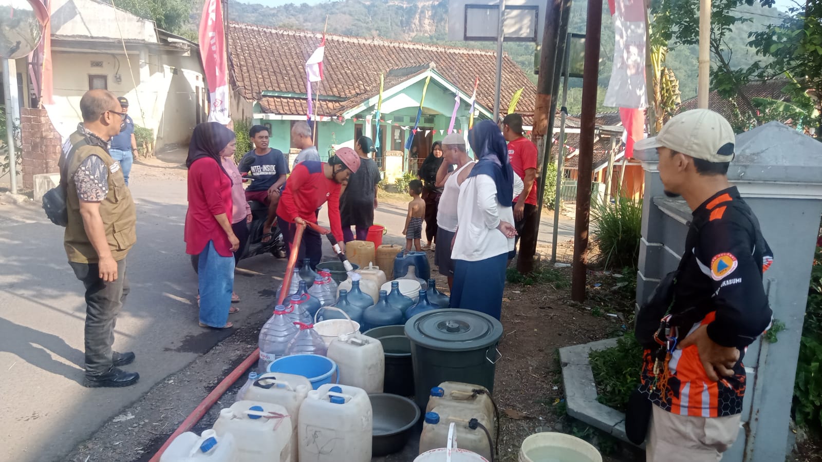 Petugas PMI Kabupaten Sukabumi Melakukan Penyaluran Air Bersih di Desa Cijurey, Kecamatan Gegerbitung, Pada Jumat Siang (Sumber : HALOSMI.COM)