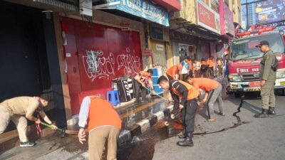Petugas gabungan lakukan giat Sukabumi Bersih di sepanjang pedestrian Jalan Ahmad Yani, dalam memperingati Bulan Bakti Pramuka dan HUT RI ke 78. Foto: Istimewa.