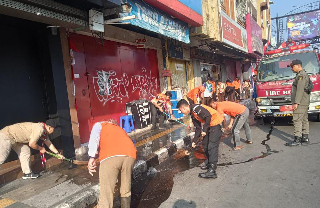 Petugas gabungan lakukan giat Sukabumi Bersih di sepanjang pedestrian Jalan Ahmad Yani, dalam memperingati Bulan Bakti Pramuka dan HUT RI ke 78. Foto: Istimewa.